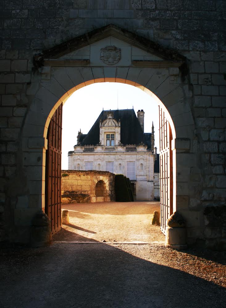 Un rayon de soleil se faufile dans l’allée et m’invite en direction du château.