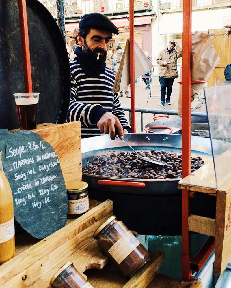 Vendeur offrant des marrons chauds